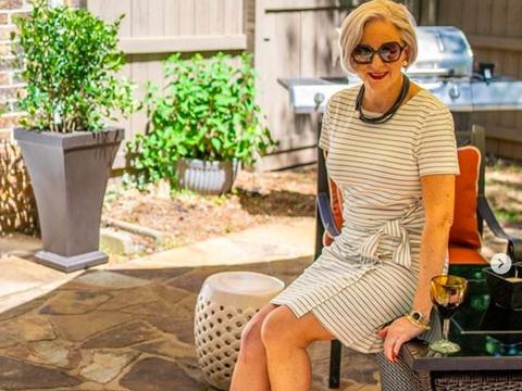 她是63岁的穿搭博主,皮肤松弛腰身也不苗条,但时尚气质从不输阵休闲区蓝鸢梦想 - Www.slyday.coM 她是63岁的穿搭博主,皮肤松弛腰身也不苗条,但时尚气质从不输阵休闲区蓝鸢梦想 - Www.slyday.coM