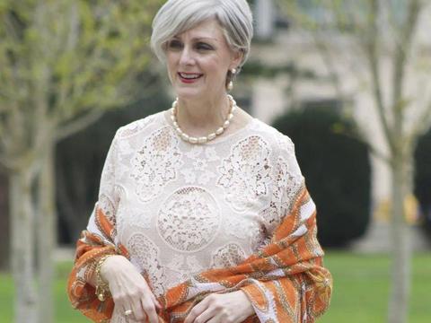 她是63岁的穿搭博主,皮肤松弛腰身也不苗条,但时尚气质从不输阵休闲区蓝鸢梦想 - Www.slyday.coM 她是63岁的穿搭博主,皮肤松弛腰身也不苗条,但时尚气质从不输阵休闲区蓝鸢梦想 - Www.slyday.coM