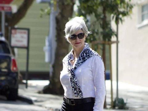 她是63岁的穿搭博主,皮肤松弛腰身也不苗条,但时尚气质从不输阵休闲区蓝鸢梦想 - Www.slyday.coM 她是63岁的穿搭博主,皮肤松弛腰身也不苗条,但时尚气质从不输阵休闲区蓝鸢梦想 - Www.slyday.coM