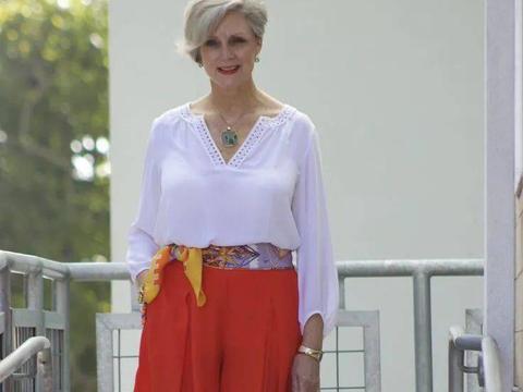 她是63岁的穿搭博主,皮肤松弛腰身也不苗条,但时尚气质从不输阵休闲区蓝鸢梦想 - Www.slyday.coM 她是63岁的穿搭博主,皮肤松弛腰身也不苗条,但时尚气质从不输阵休闲区蓝鸢梦想 - Www.slyday.coM