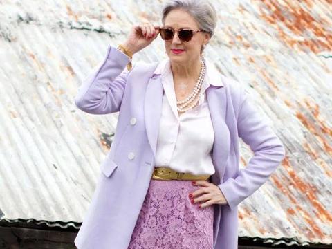 她是63岁的穿搭博主,皮肤松弛腰身也不苗条,但时尚气质从不输阵休闲区蓝鸢梦想 - Www.slyday.coM 她是63岁的穿搭博主,皮肤松弛腰身也不苗条,但时尚气质从不输阵休闲区蓝鸢梦想 - Www.slyday.coM