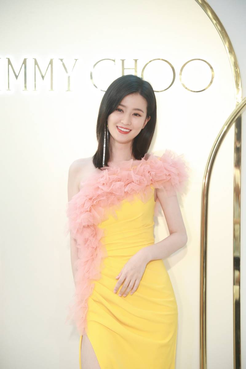 许魏洲黑色西装配领结精致帅气 携乔欣同框亮相超养眼