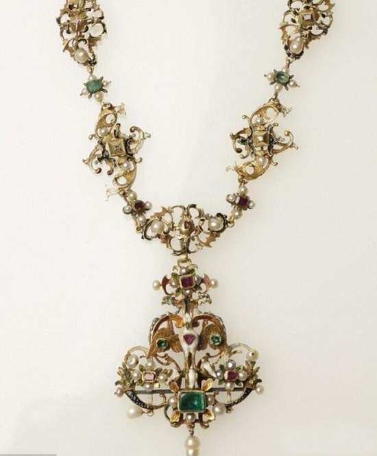 项链的真相小说(项链小说最后说项链是假的)