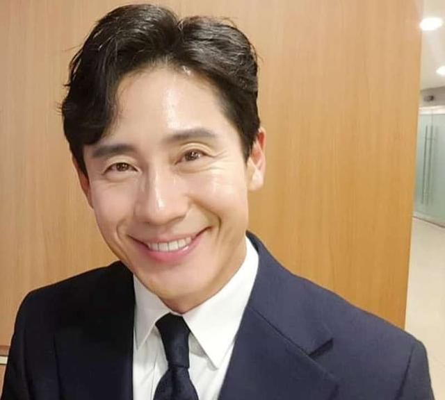 3169标签:评论(0)|分享现年47岁的韩国男星申河均,出道超过23年演技