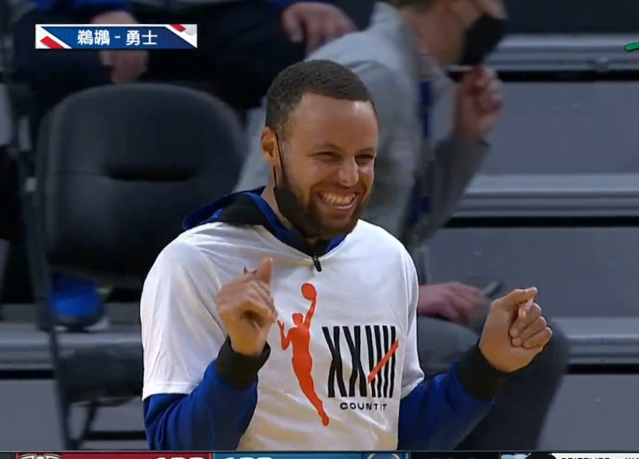 库里上蹿下跳大笑鼓掌!迷你水花66分破5大里程碑,湖人要担心了