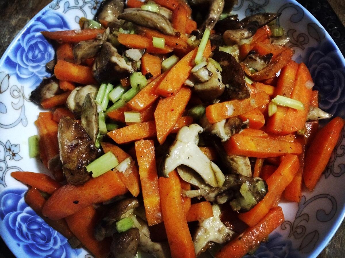 教你家常好吃的香菇炒胡萝卜,营养美味超下饭,好吃的停不下来