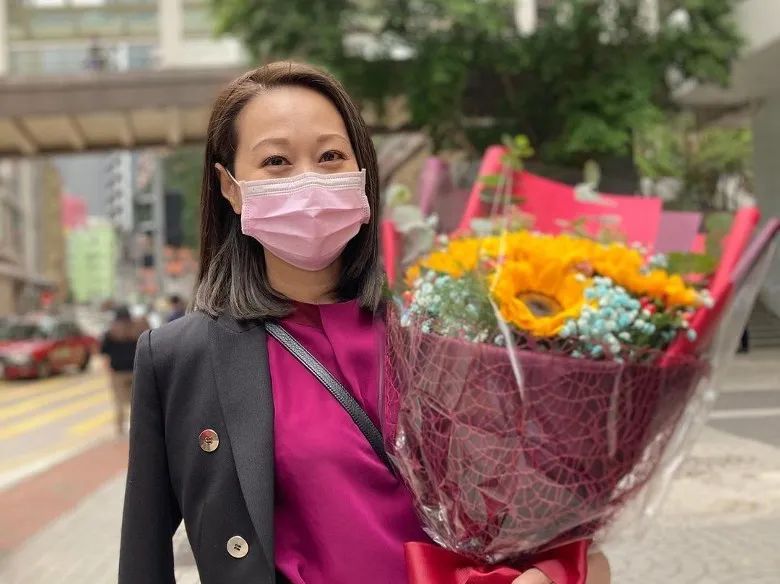 离巢外闯的夏竹欣转行投身保险界,没想到在剧中大多饰演"柔弱"角色的