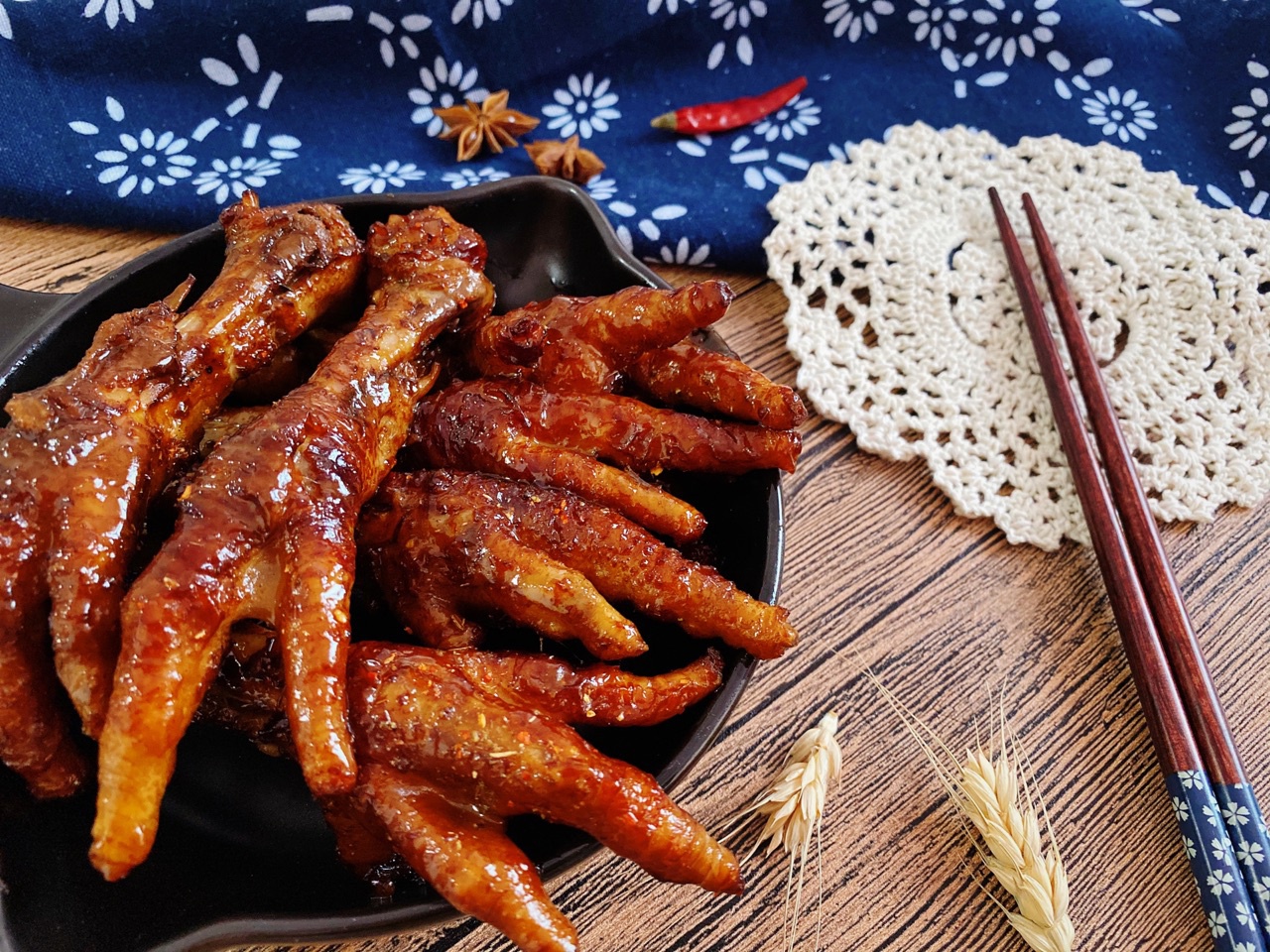 一咬就脱骨的虎皮鸡爪唇齿留香搭配电视剧一盆都不够吃