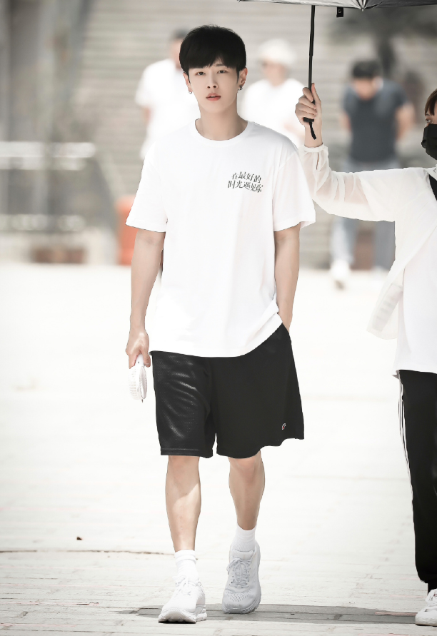 李汶翰代言巧乐兹大片短袖t恤配牛仔马甲气质超甜少年感爆棚