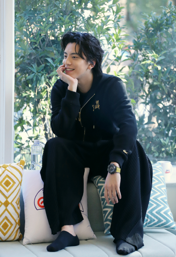 王大陆灰蓝西装造型释出,脏辫发型酷帅不羁,大嘴咬项链太抢镜|王大陆