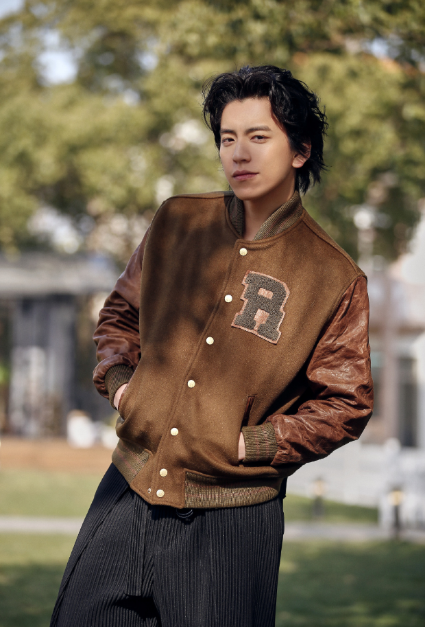 王大陆灰蓝西装造型释出,脏辫发型酷帅不羁,大嘴咬项链太抢镜|王大陆