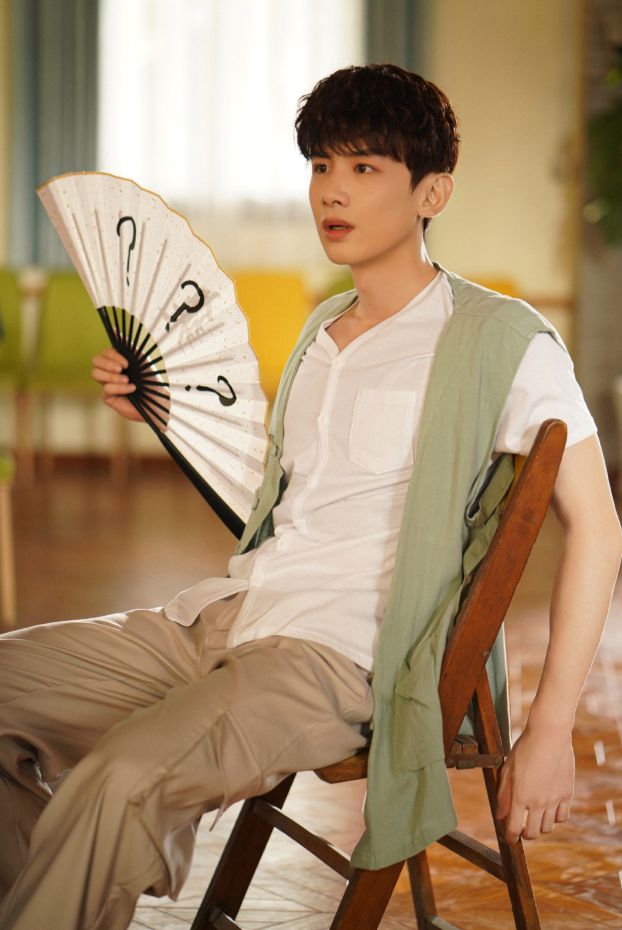 白敬亭为显腿长大胆拿麻绳当腰带三七分比例太绝了