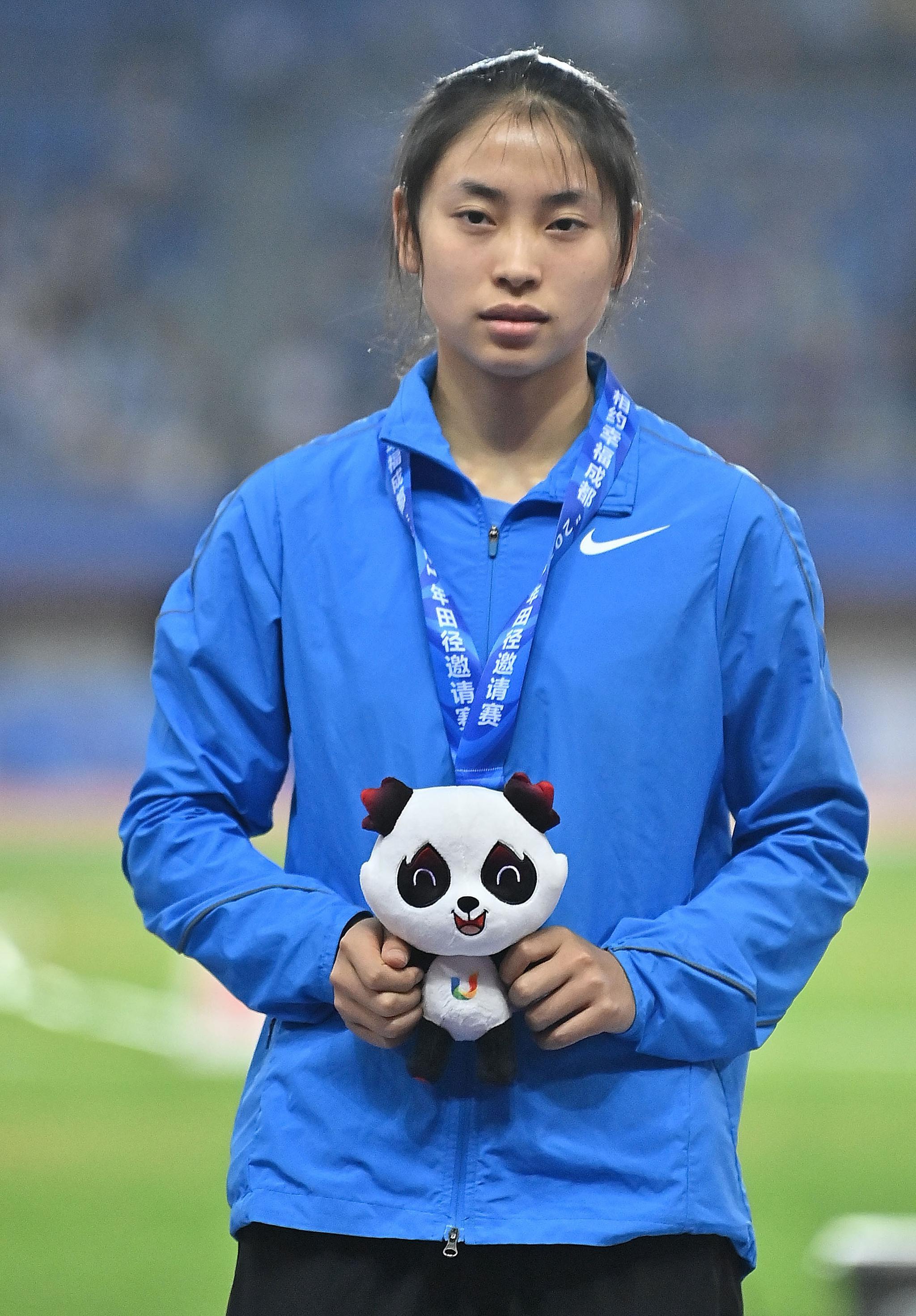 叶兰(中),亚军河南队选手冉文艺(左),季军河南队选手周菁在颁奖仪式上