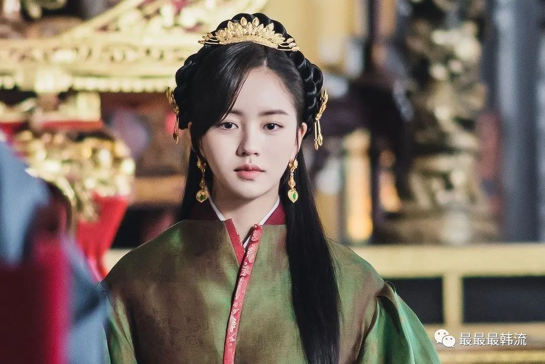 以《产后调理院》争奖的严智苑,在这部8集短剧中发挥空间极其有限,远