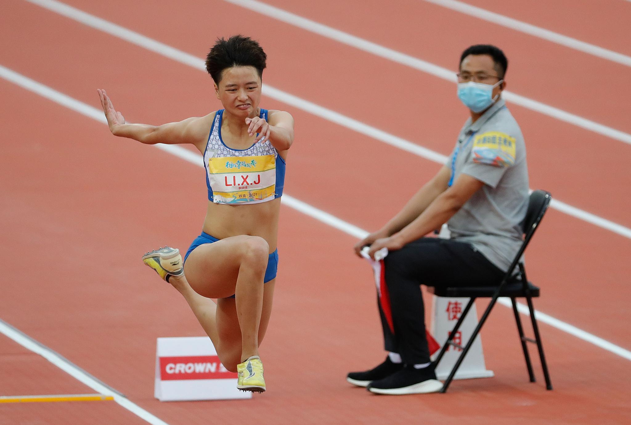 新华社记者 沈伯韩 摄5月15日,季军四川铁人队选手樊佳思在女子三级