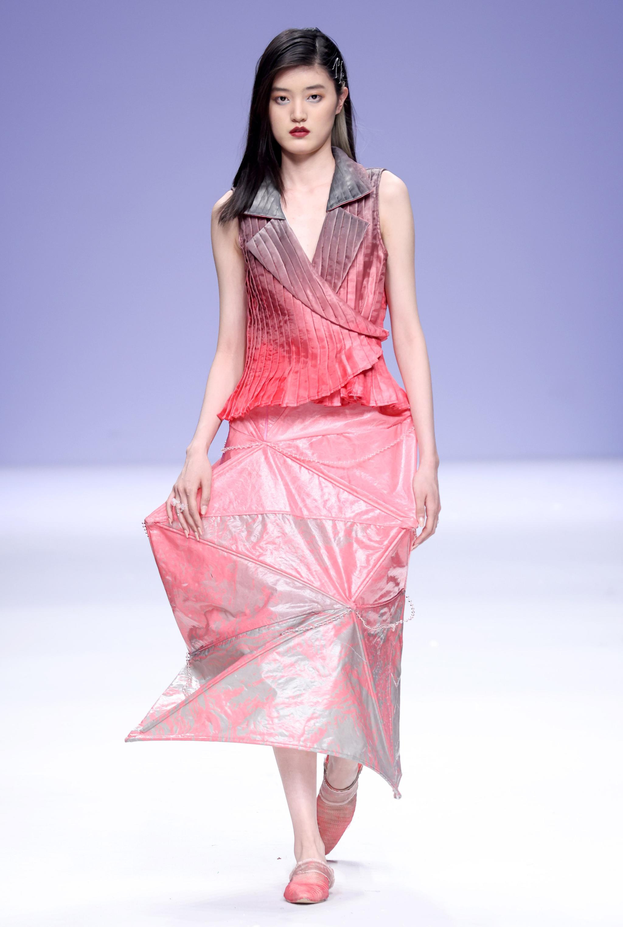 大学生时装周首场时装秀"中国美术学院设计艺术学院2021届服装设计