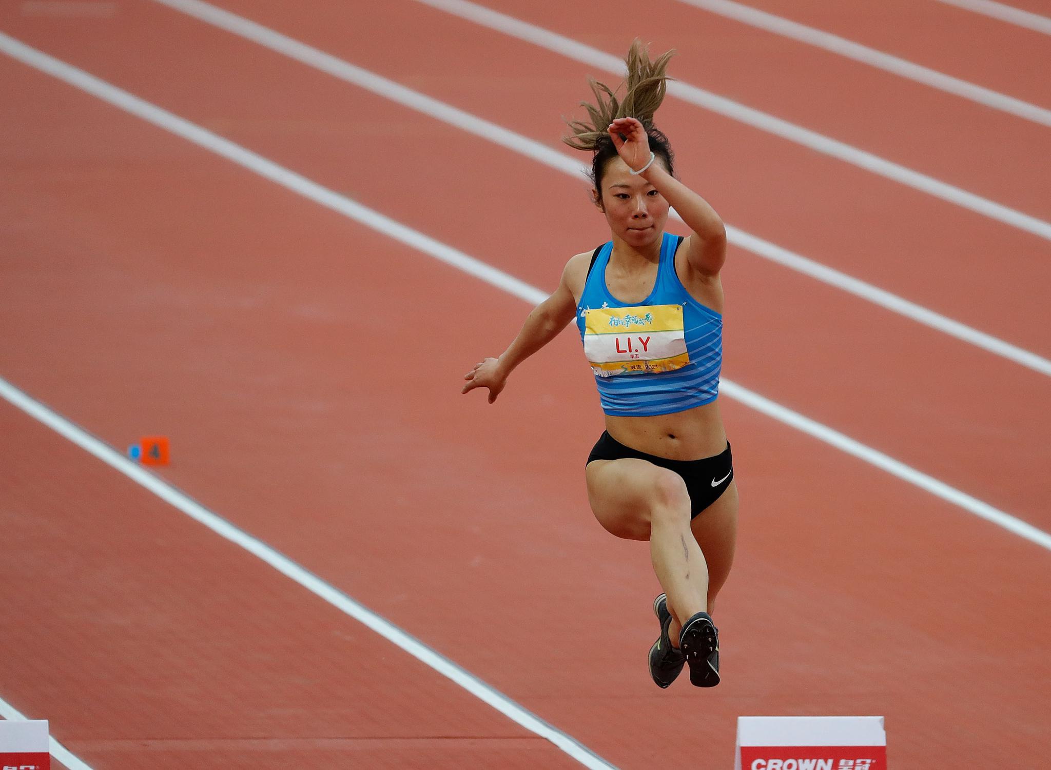 5月15日,季军四川铁人队选手樊佳思在女子三级跳远决赛中.