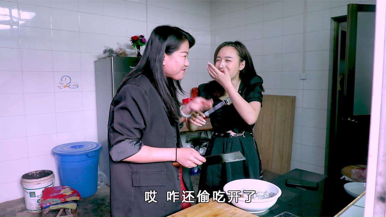 新疆姑娘小娜在陕西男友家吃水果布丁这小日子过的它不香吗