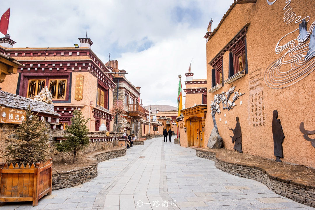 勒通古镇61千户藏寨是仓央嘉措预言转世的缘起之地,穿行在古镇各条