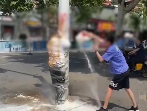 河南周口结婚那天新郎被绑在树上,泼面粉浇鞋油,环卫工人很无奈休闲区蓝鸢梦想 - Www.slyday.coM