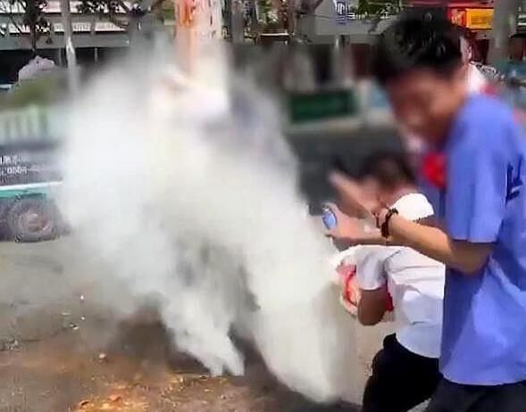 河南周口结婚那天新郎被绑在树上,泼面粉浇鞋油,环卫工人很无奈休闲区蓝鸢梦想 - Www.slyday.coM