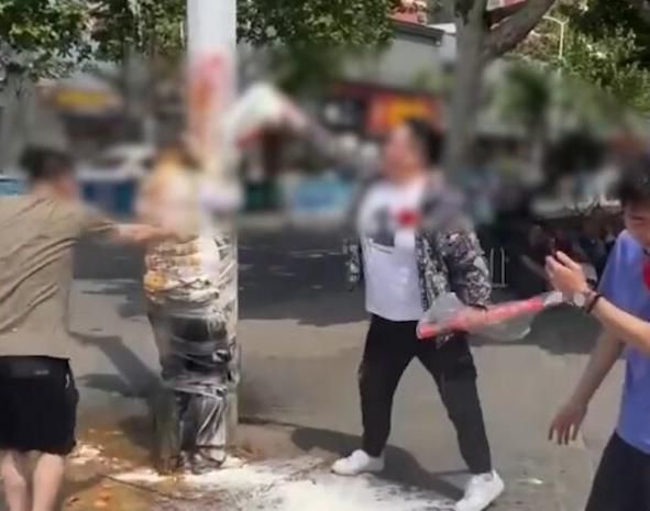 河南周口结婚那天新郎被绑在树上,泼面粉浇鞋油,环卫工人很无奈休闲区蓝鸢梦想 - Www.slyday.coM