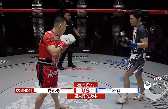 药水哥一记重拳将向佐击倒在地网友药水哥人要没了