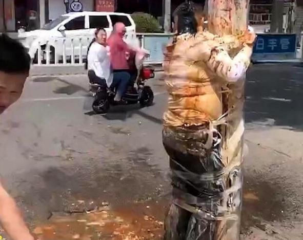 河南周口结婚那天新郎被绑在树上,泼面粉浇鞋油,环卫工人很无奈休闲区蓝鸢梦想 - Www.slyday.coM