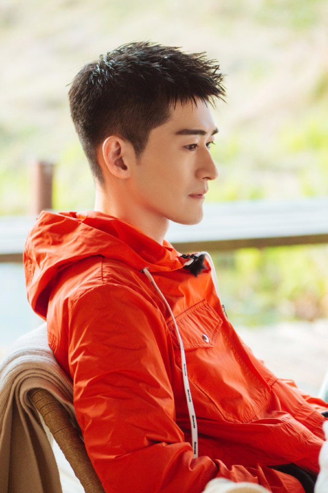 露出了特别灿烂的笑容,洁白整齐的牙齿也十分的抢镜,37岁的张翰也依旧