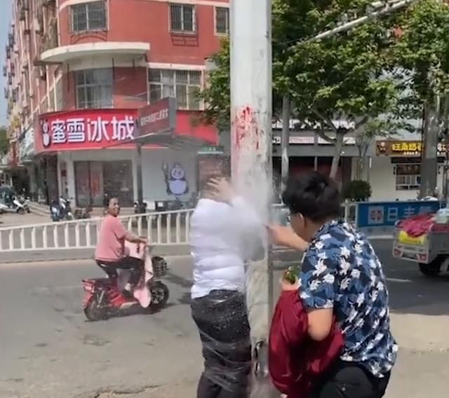 河南周口结婚那天新郎被绑在树上,泼面粉浇鞋油,环卫工人很无奈休闲区蓝鸢梦想 - Www.slyday.coM