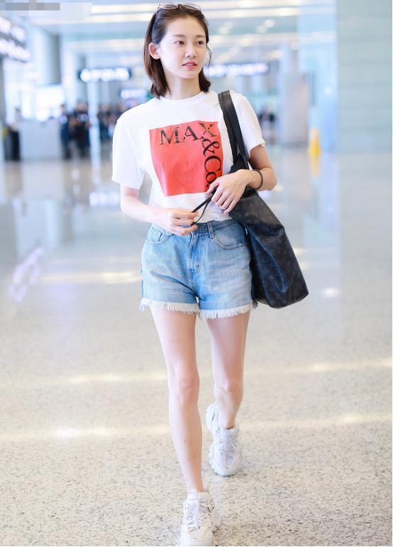 苗苗气质真清甜白t恤搭配牛仔短裤清新俏皮郑恺果然好眼光