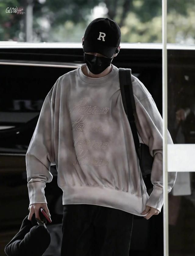 龚俊机场饭拍眼神犀利似现代版温客行