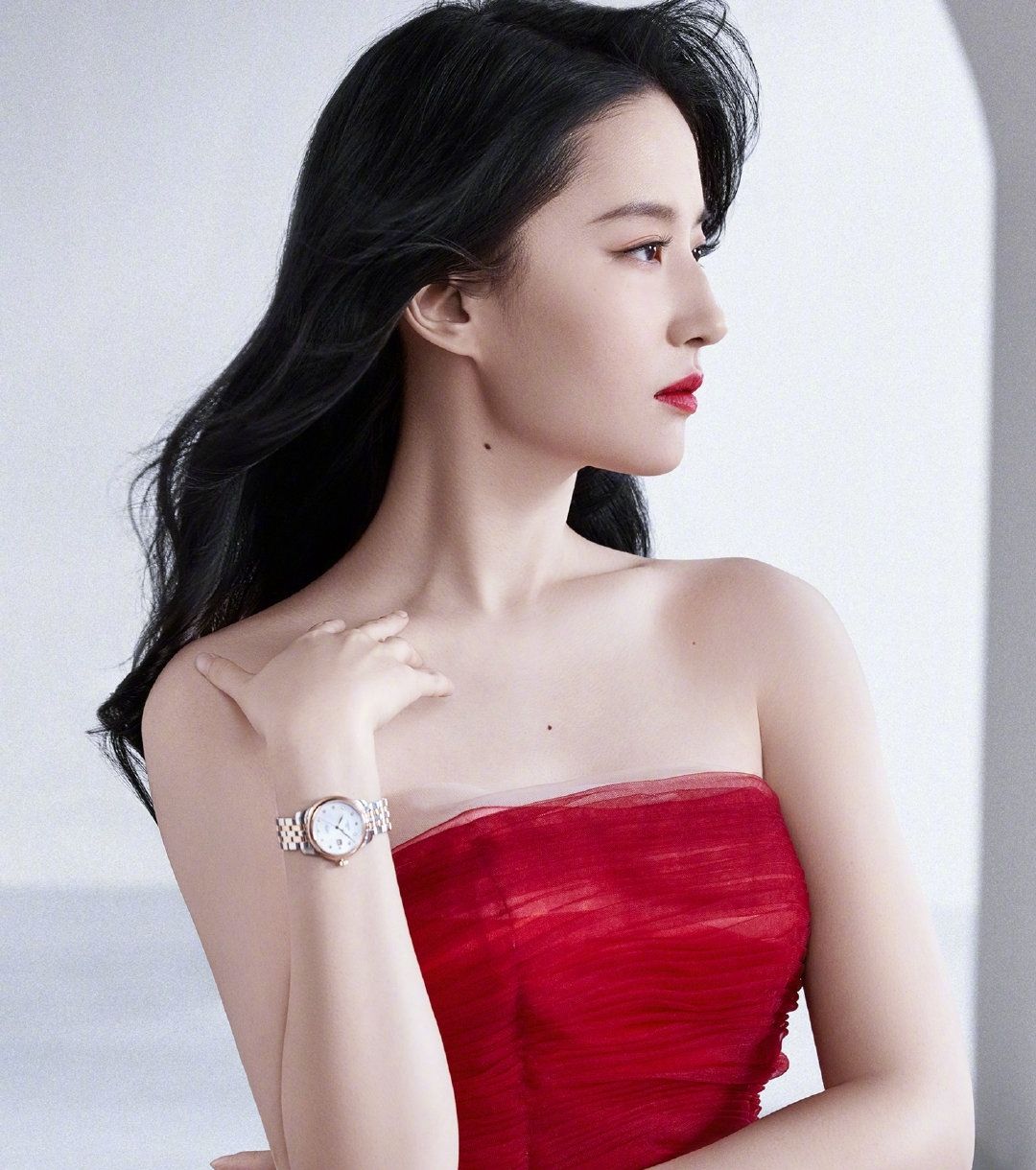 刘亦菲久违曝广告大片连换3套着装凹造型一袭红裙有点惊艳