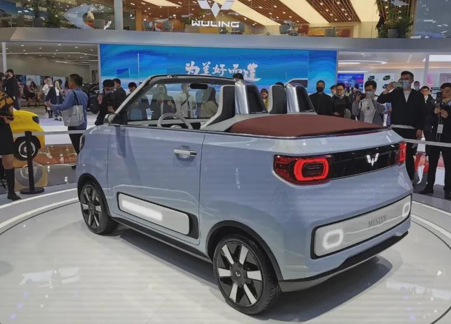 我把全国第一台五菱敞篷开起来了!-新浪汽车