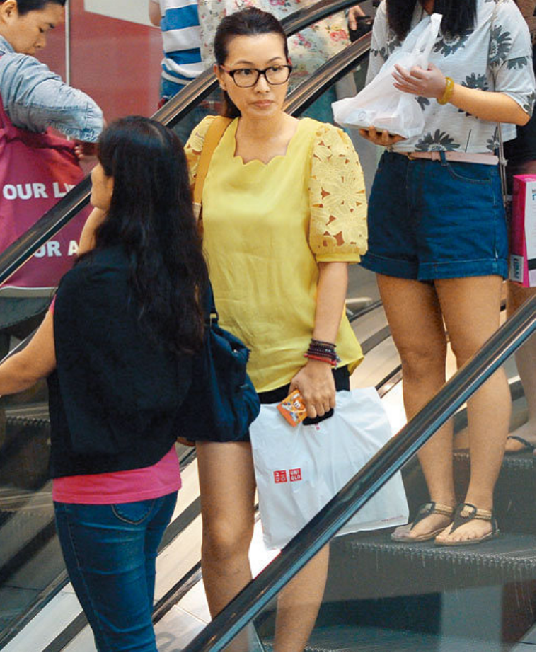 黄纪莹的五官很有复古样平时看着很低调但骨子里很有傲气