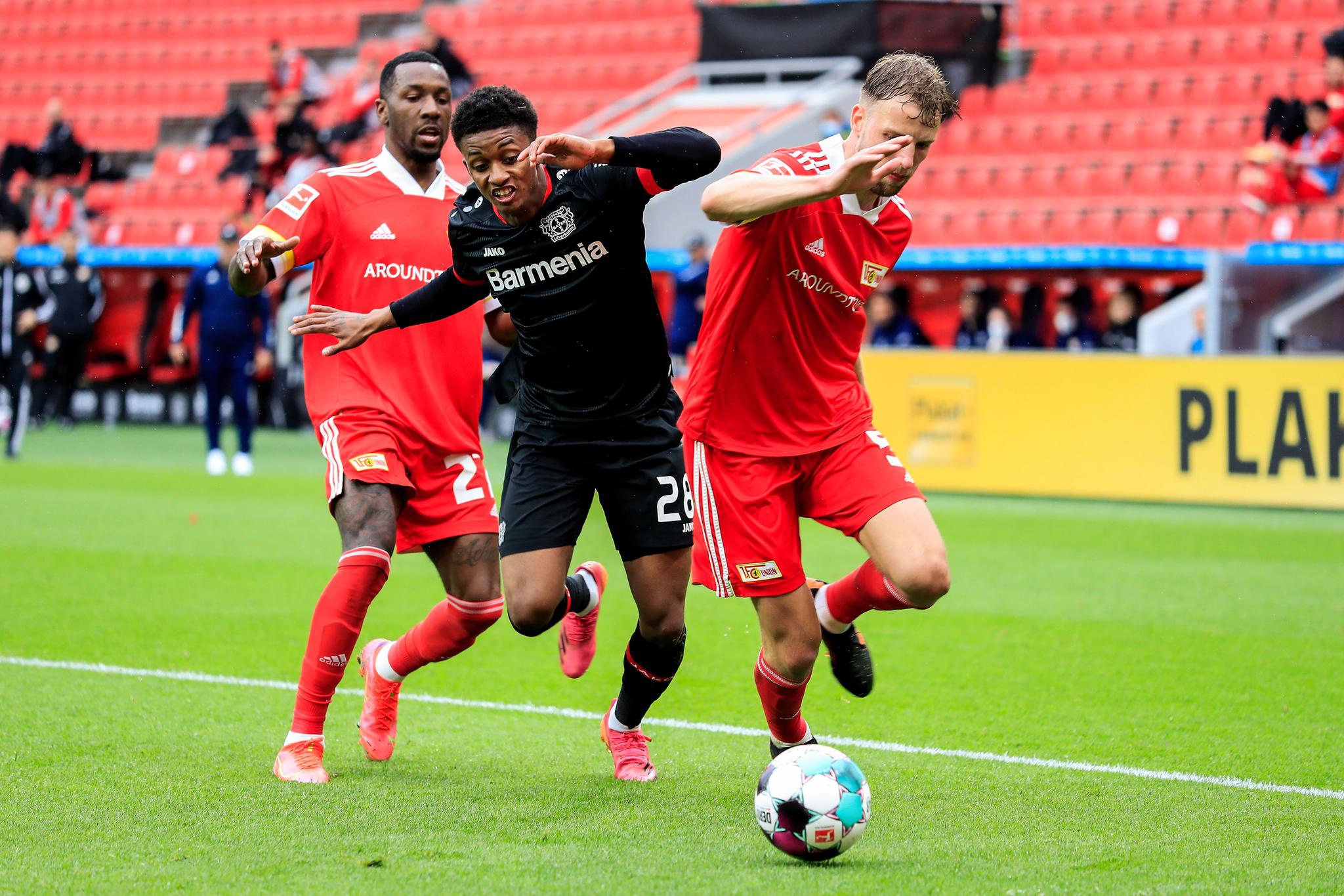 5月15日,勒沃库森队球员维尔茨(左三)在比赛中进球后与队友德拉戈维奇