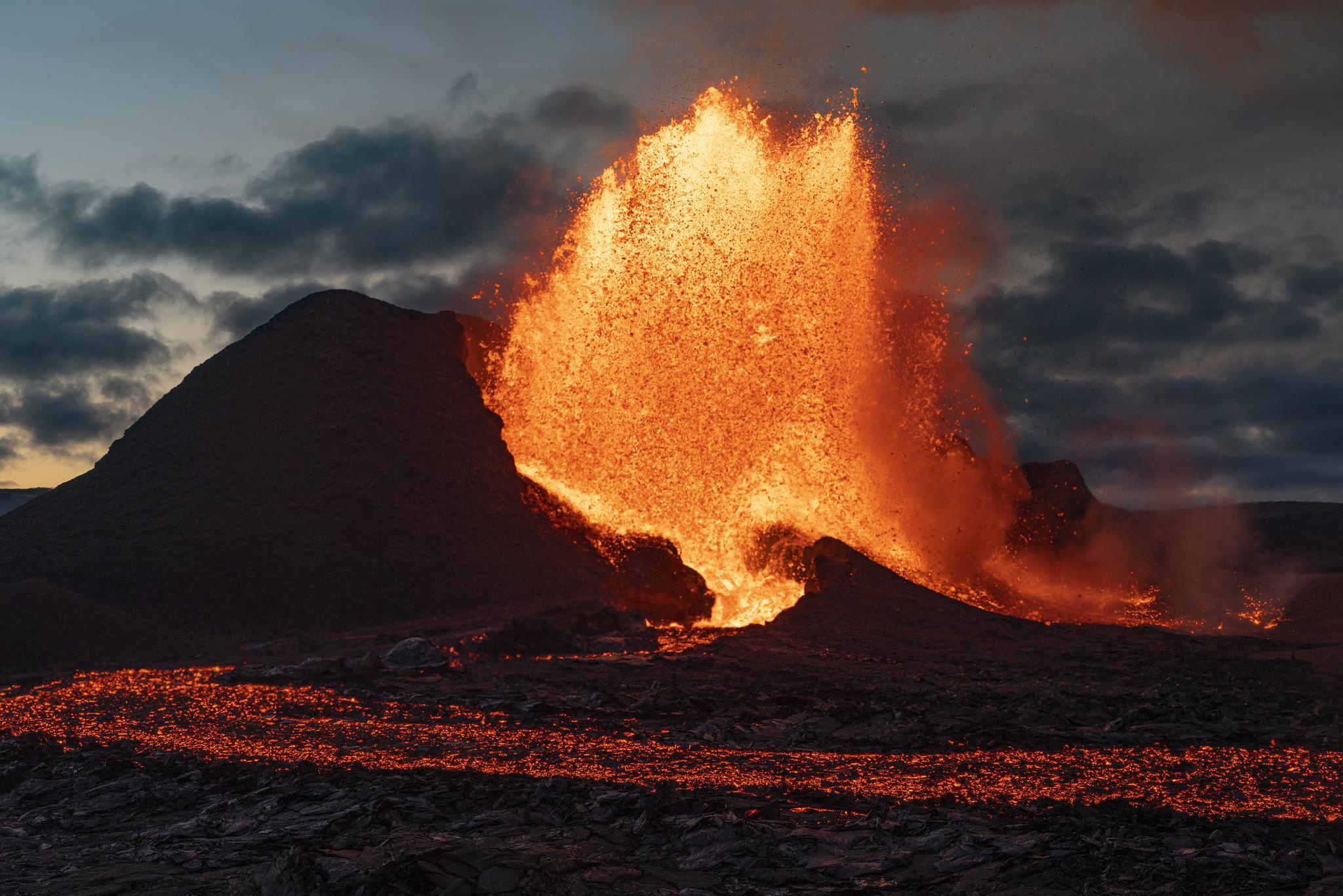 冰岛火山岩浆喷涌