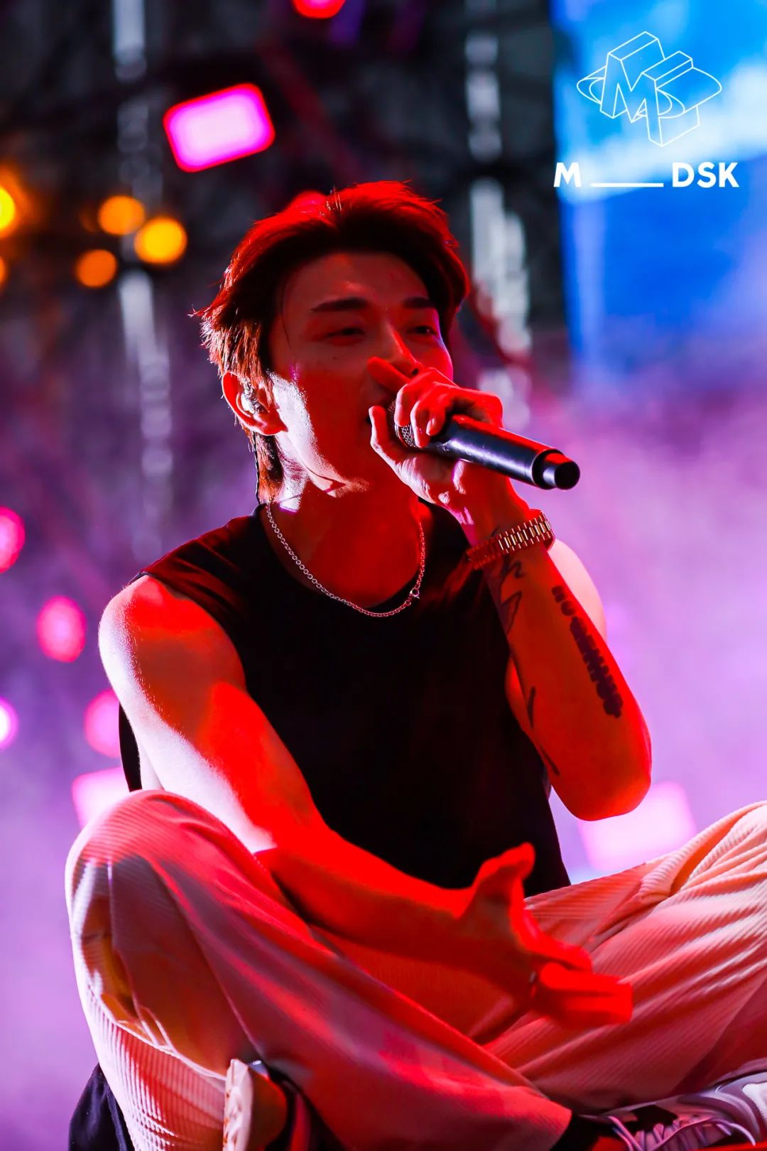 有乐迷说黄旭就像健身房里的王牌教练,的确,现场大家挥汗如雨还一直