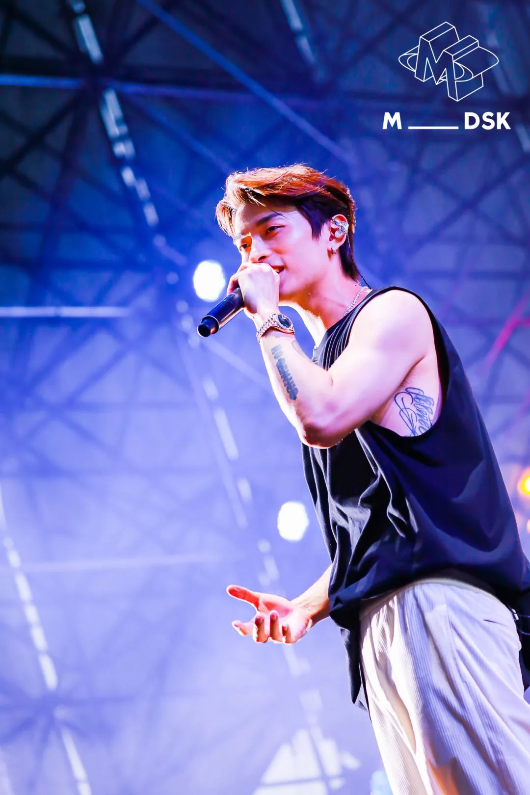 有乐迷说黄旭就像健身房里的王牌教练,的确,现场大家挥汗如雨还一直