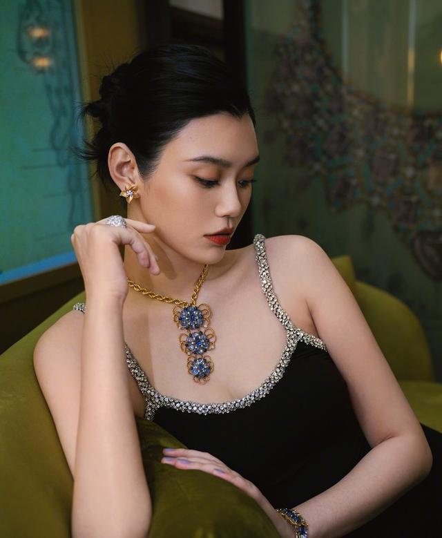 从母亲节颁布发表怀有二胎之后,奚梦瑶并没有遏制任务她会开直播,共同