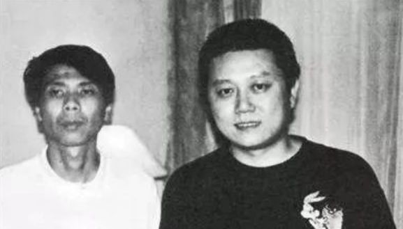 63岁冯小刚坐路边摊吃饭,在人群中白的显眼,热情招呼老板娘合影休闲区蓝鸢梦想 - Www.slyday.coM 63岁冯小刚坐路边摊吃饭,在人群中白的显眼,热情招呼老板娘合影休闲区蓝鸢梦想 - Www.slyday.coM