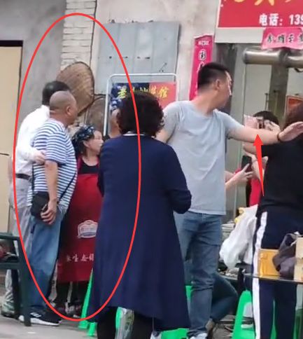 63岁冯小刚坐路边摊吃饭,在人群中白的显眼,热情招呼老板娘合影休闲区蓝鸢梦想 - Www.slyday.coM 63岁冯小刚坐路边摊吃饭,在人群中白的显眼,热情招呼老板娘合影休闲区蓝鸢梦想 - Www.slyday.coM