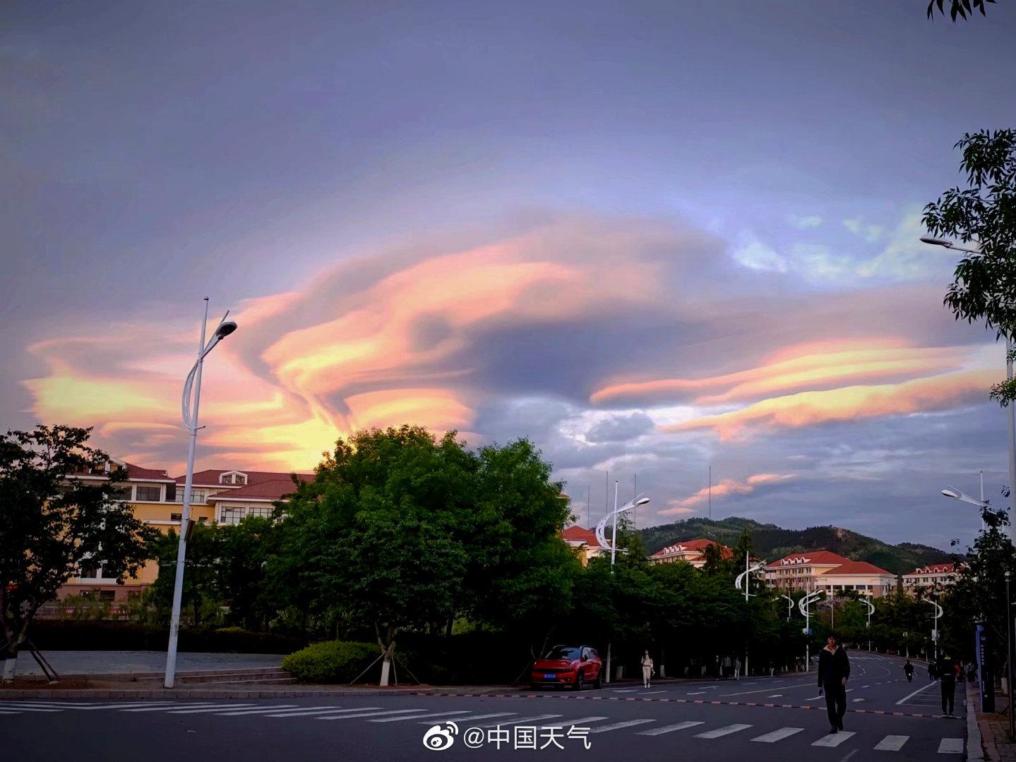 青岛绝美荚状云实拍像极了外星云系