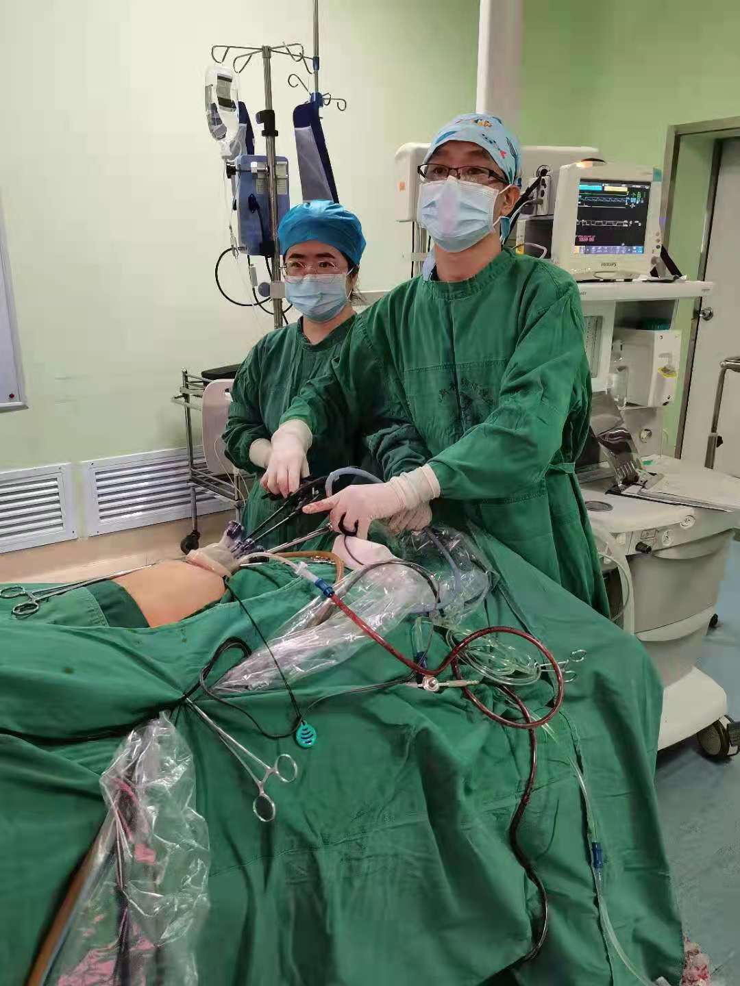 专家团队,于14日上午经充分准备为向女士实施了行单孔腹腔镜探查术