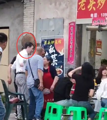 63岁冯小刚坐路边摊吃饭,在人群中白的显眼,热情招呼老板娘合影休闲区蓝鸢梦想 - Www.slyday.coM 63岁冯小刚坐路边摊吃饭,在人群中白的显眼,热情招呼老板娘合影休闲区蓝鸢梦想 - Www.slyday.coM