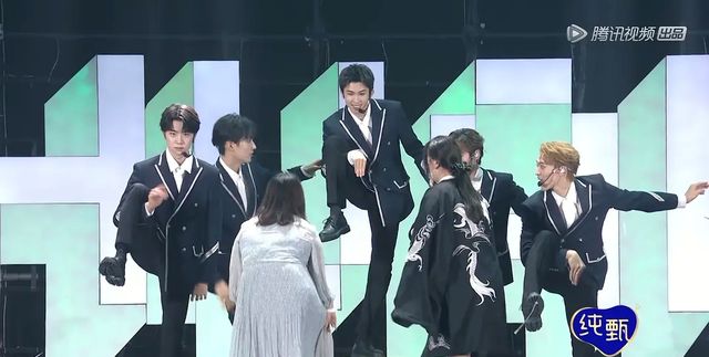 艺人林墨看到工作人员摔倒后大笑,凌晨道歉,表示不会再犯休闲区蓝鸢梦想 - Www.slyday.coM 艺人林墨看到工作人员摔倒后大笑,凌晨道歉,表示不会再犯休闲区蓝鸢梦想 - Www.slyday.coM