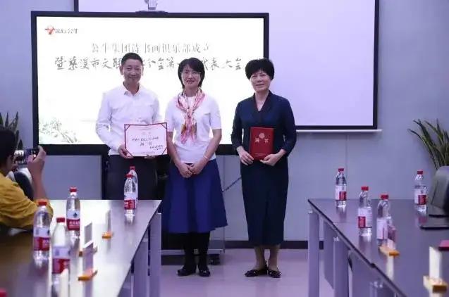 阮立平夫人,公牛集团副总裁潘晓飞(中),集团党委书记陈彩莲(右)阮立平