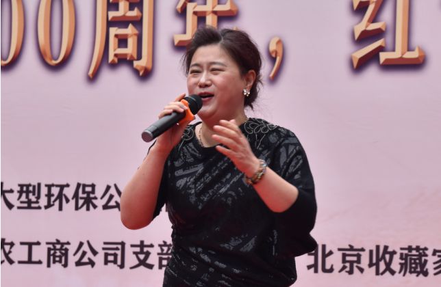 演奏家姜旭用各种乐器表演了《盛世欢歌》组曲随着著名京剧表演艺术