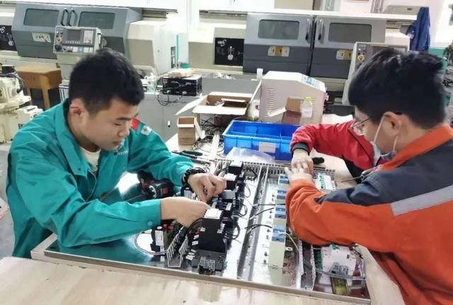 山东工业技师学院现代制造工程系学生助力企业解决生产困难休闲区蓝鸢梦想 - Www.slyday.coM 山东工业技师学院现代制造工程系学生助力企业解决生产困难休闲区蓝鸢梦想 - Www.slyday.coM