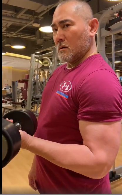 编辑视频中,赵文瑄一边撸铁一边说话,浑身的肌肉使他看上去和巨石强森